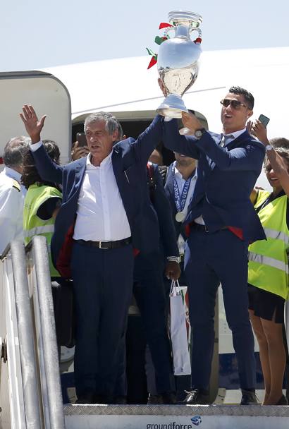 Eccola! L&#39;allenatore Fernando Santos e la stella CR7 mostrano la coppa al popolo portoghese. Reuters